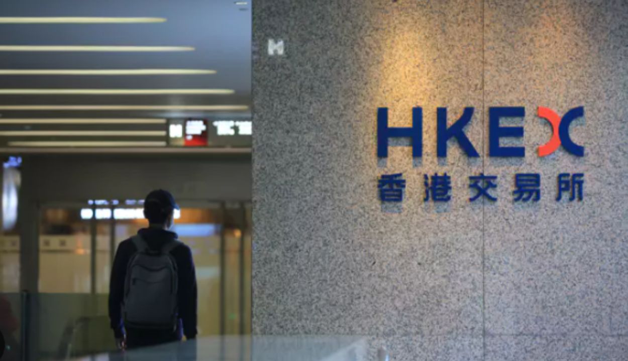 Hang Seng Index Dips Amid Fresh Tariff Warnings; Nikkei Gains on Yen Weakness