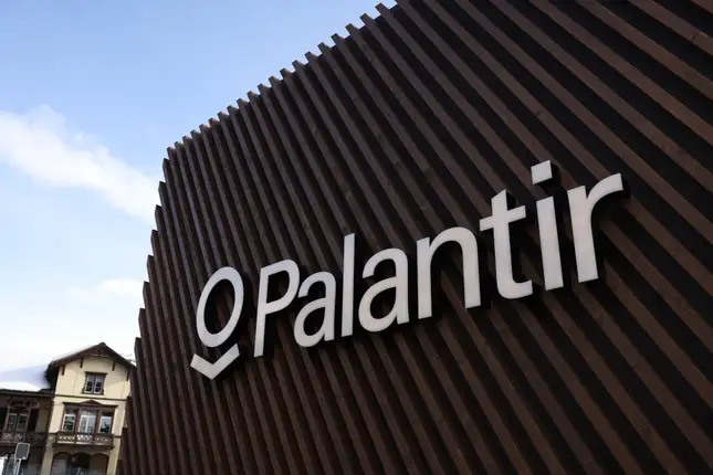 Palantir Stock Under Fire! Market Turmoil and Defense Budget Cuts Weigh Heavy