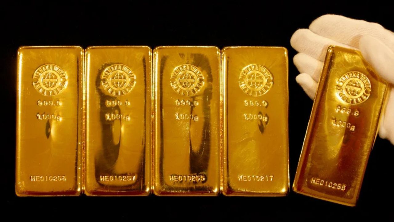 Gold scales record peak, rises above $3,000 again