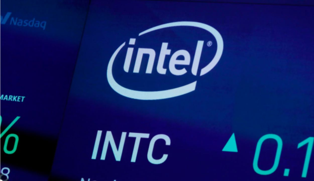 Intel (NASDAQ INTC) Faces Market Pressure Amid Analyst Downgrades and Earnings Miss